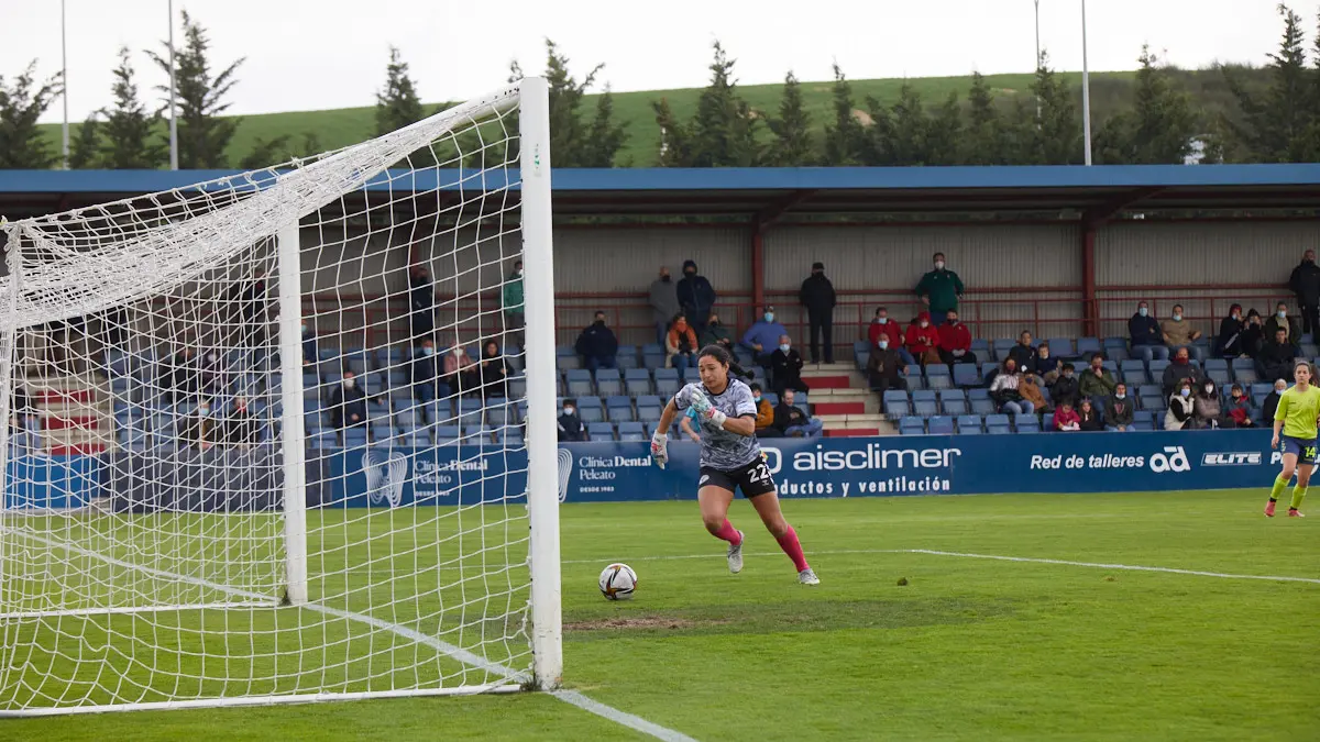 Partido de la Segunda División Femenina de Fútbol entre Osasuna y Levante Las Planas disputado en las instalaciones de Tajonar. IÑIGO ALZUGARAY