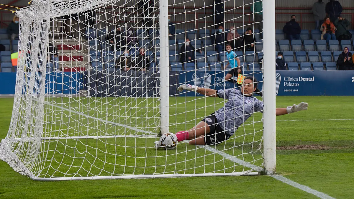 Partido de la Segunda División Femenina de Fútbol entre Osasuna y Levante Las Planas disputado en las instalaciones de Tajonar. IÑIGO ALZUGARAY