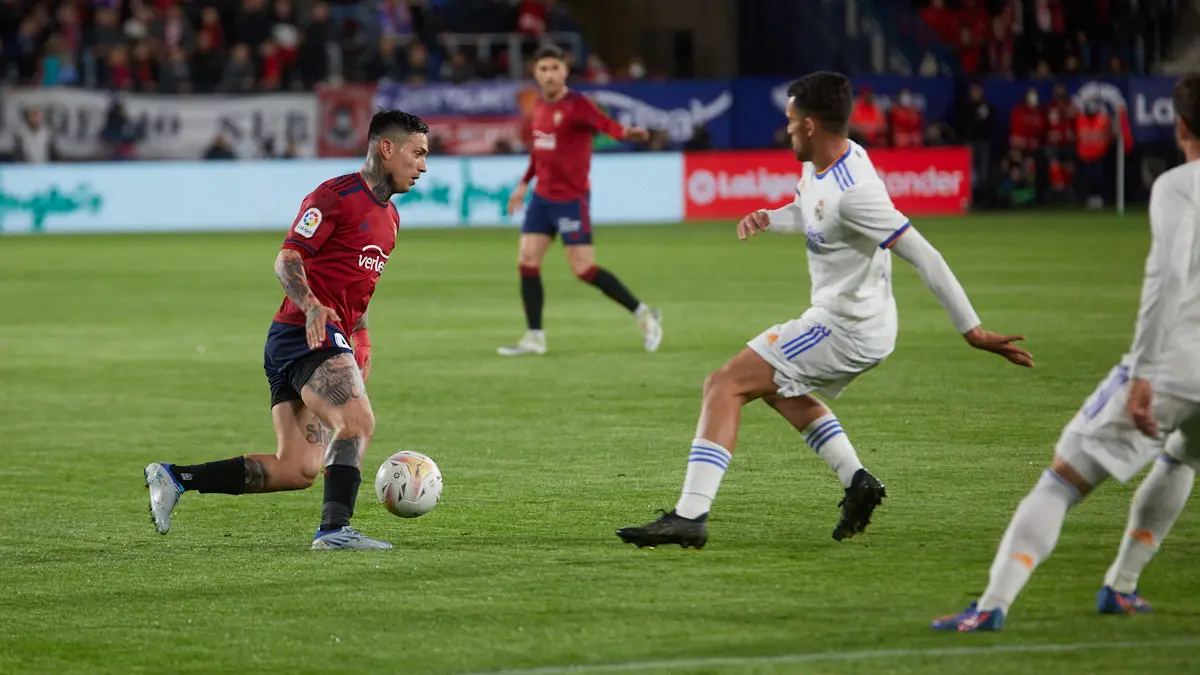 Partido de La Liga Santander entre Osasuna y Real Madrid disputado en el estadio de El Sadar. IÑIGO ALZUGARAY