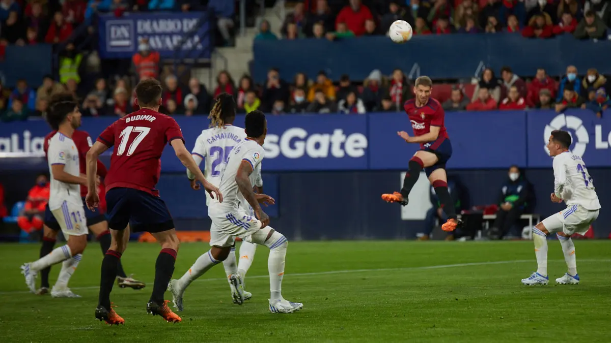 Partido de La Liga Santander entre Osasuna y Real Madrid disputado en el estadio de El Sadar. IÑIGO ALZUGARAY