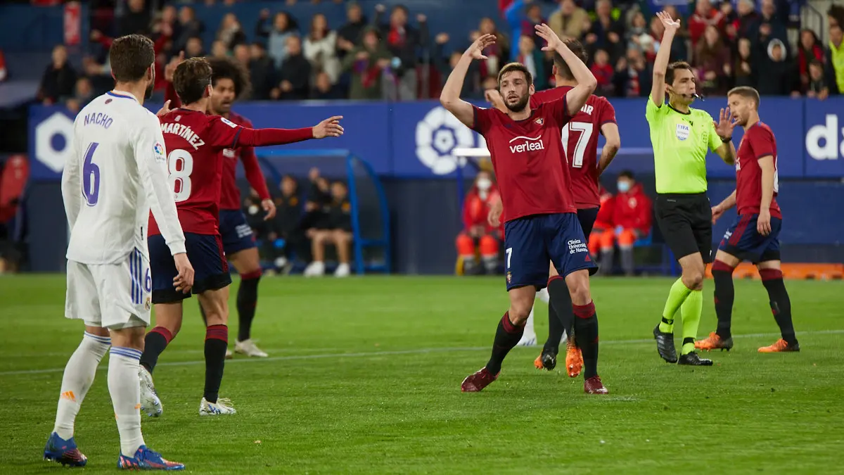 Partido de La Liga Santander entre Osasuna y Real Madrid disputado en el estadio de El Sadar. IÑIGO ALZUGARAY