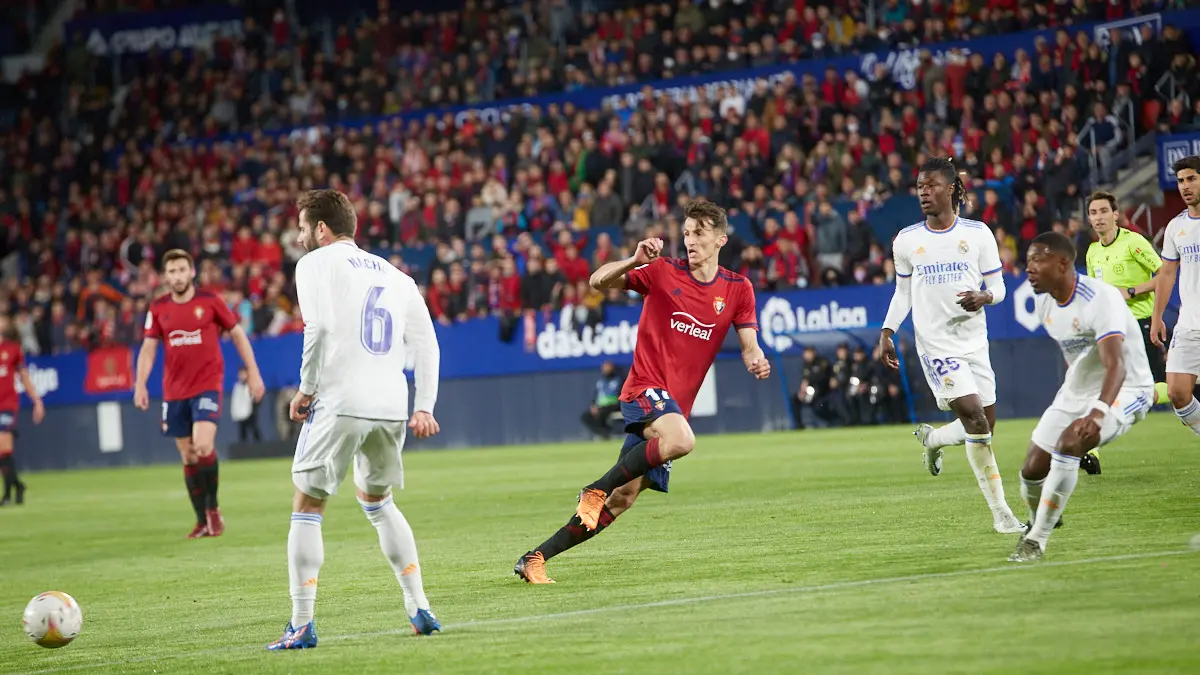 Partido de La Liga Santander entre Osasuna y Real Madrid disputado en el estadio de El Sadar. IÑIGO ALZUGARAY