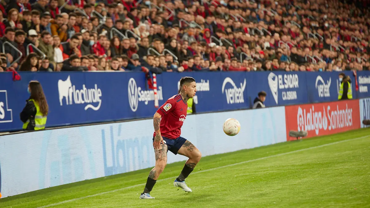 Partido de La Liga Santander entre Osasuna y Real Madrid disputado en el estadio de El Sadar. IÑIGO ALZUGARAY
