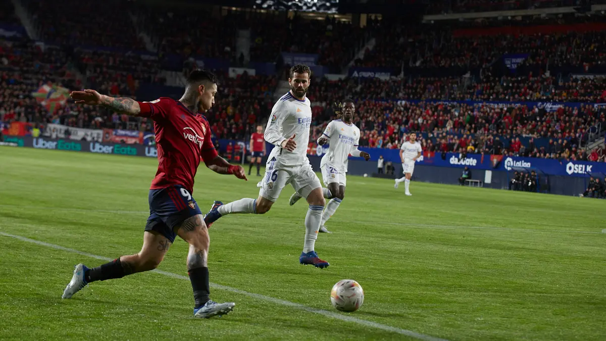 Partido de La Liga Santander entre Osasuna y Real Madrid disputado en el estadio de El Sadar. IÑIGO ALZUGARAY