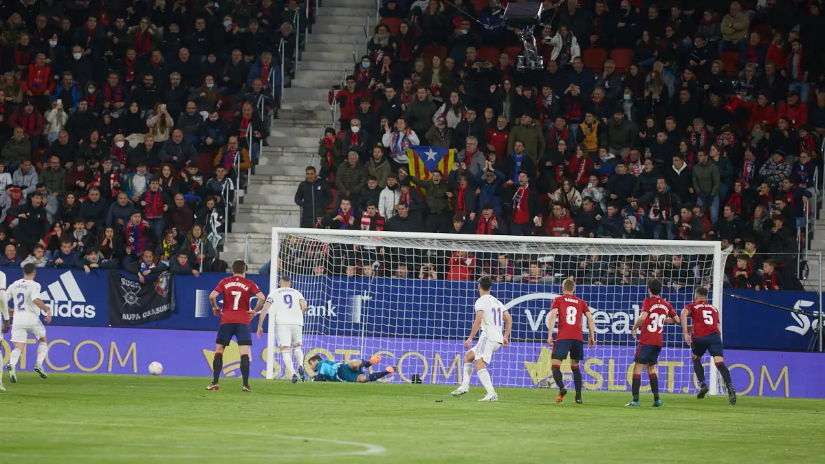 Partido de La Liga Santander entre Osasuna y Real Madrid disputado en el estadio de El Sadar. IÑIGO ALZUGARAY