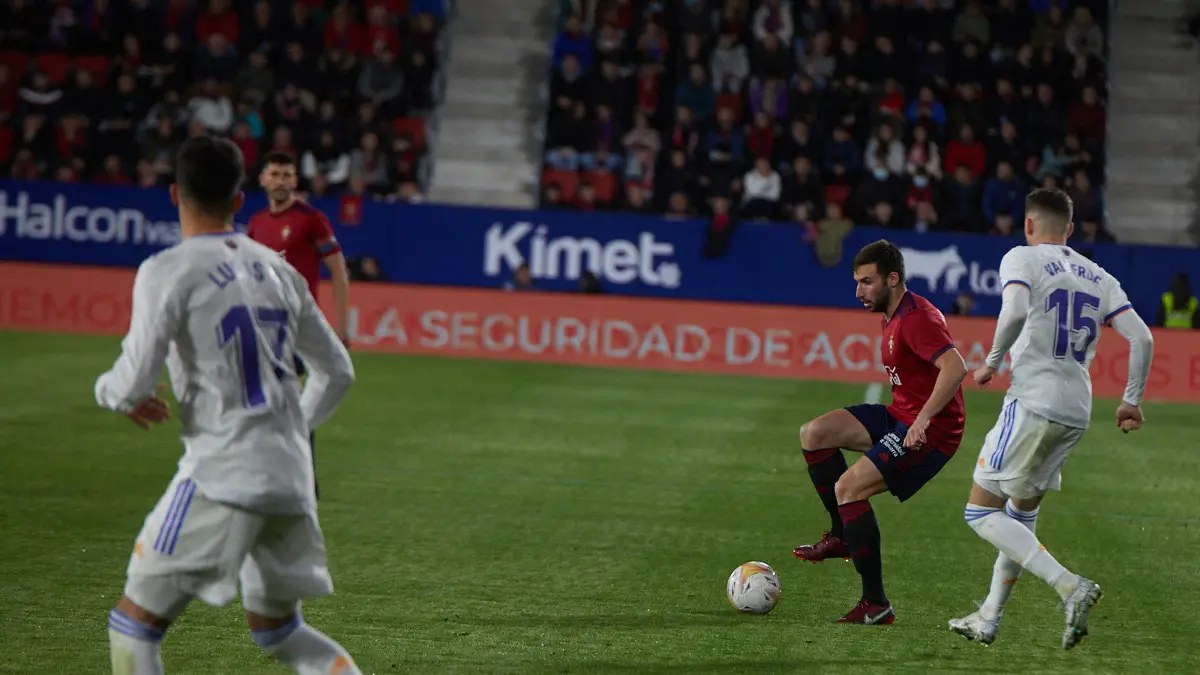 Partido de La Liga Santander entre Osasuna y Real Madrid disputado en el estadio de El Sadar. IÑIGO ALZUGARAY