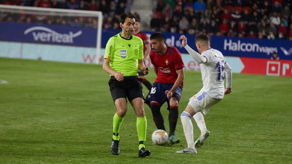 Partido de La Liga Santander entre Osasuna y Real Madrid disputado en el estadio de El Sadar. IÑIGO ALZUGARAY