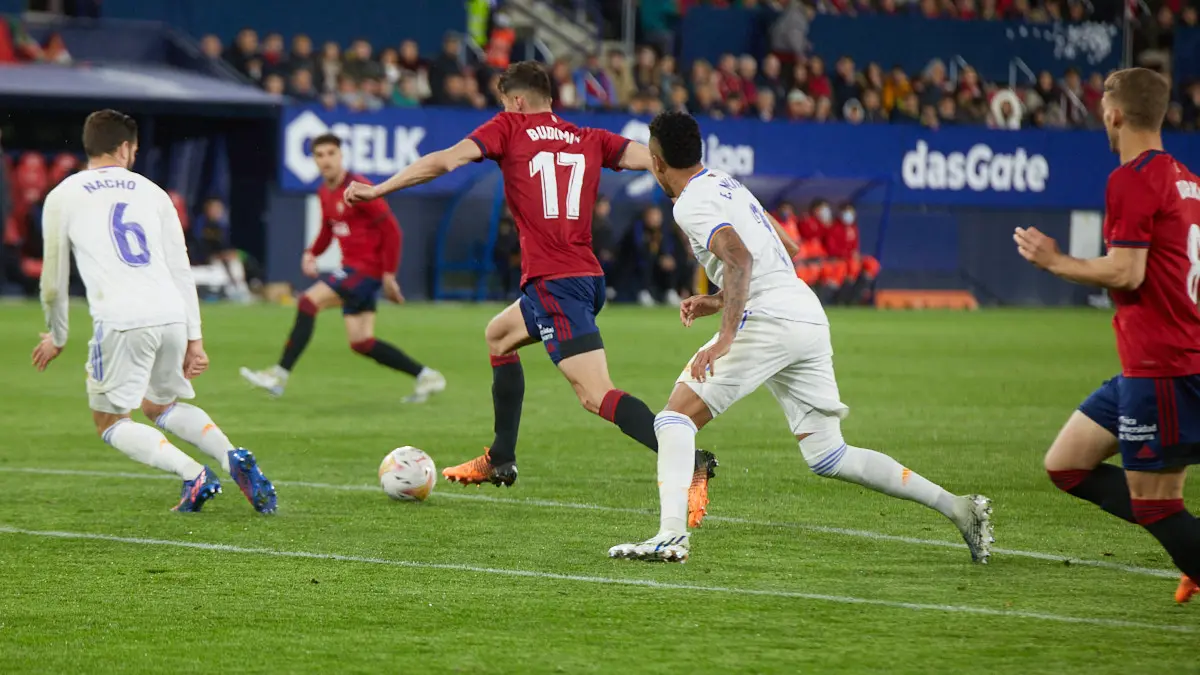 Partido de La Liga Santander entre Osasuna y Real Madrid disputado en el estadio de El Sadar. IÑIGO ALZUGARAY