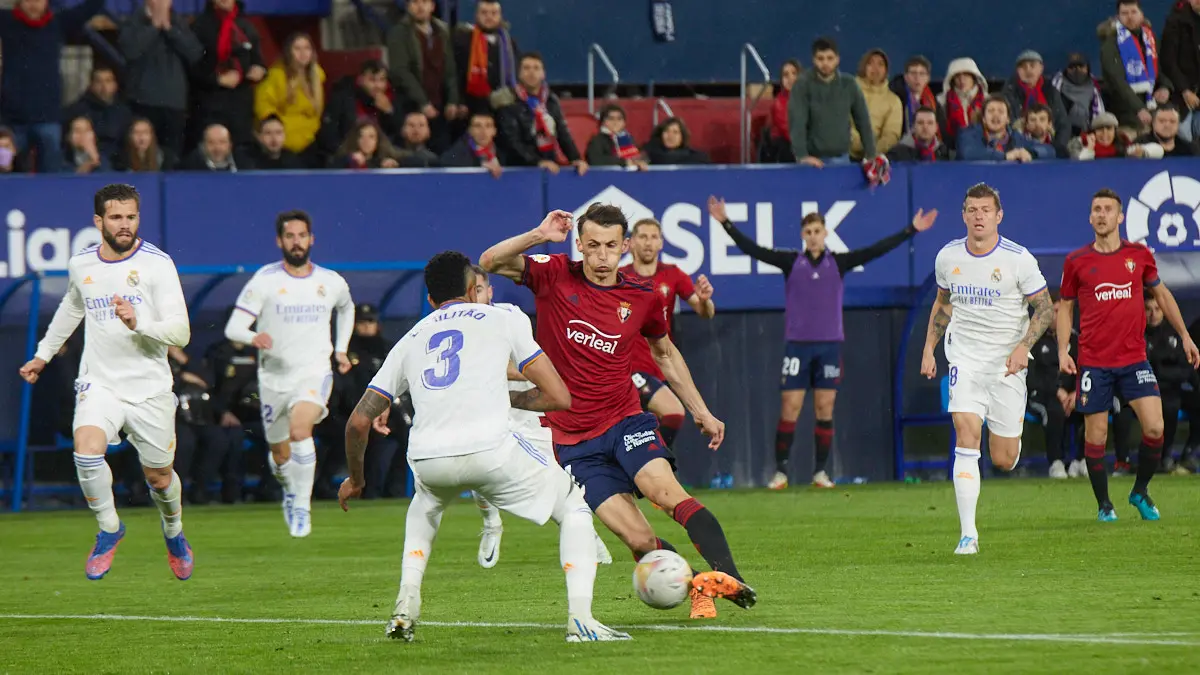 Partido de La Liga Santander entre Osasuna y Real Madrid disputado en el estadio de El Sadar. IÑIGO ALZUGARAY