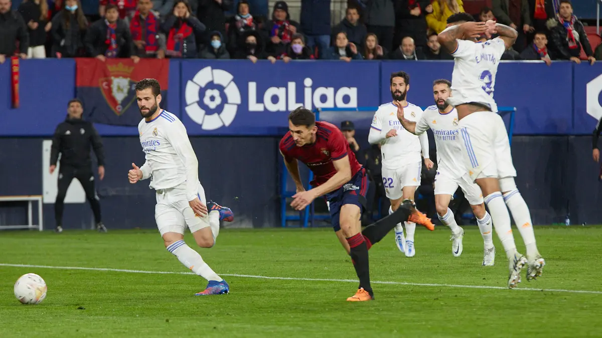 Partido de La Liga Santander entre Osasuna y Real Madrid disputado en el estadio de El Sadar. IÑIGO ALZUGARAY