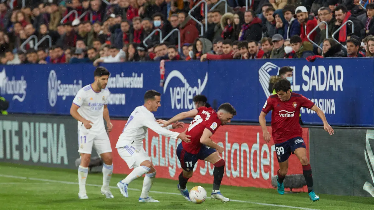 Partido de La Liga Santander entre Osasuna y Real Madrid disputado en el estadio de El Sadar. IÑIGO ALZUGARAY