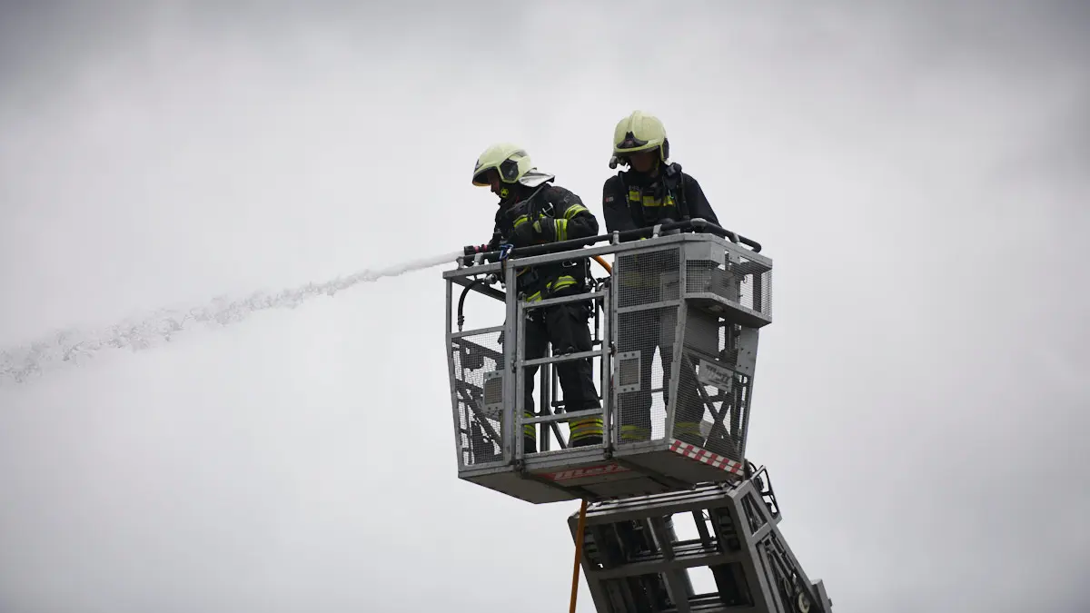 Bomberos, Policía Foral y Policía Municipal de Burlada y Villava intervienen un un gran incendio de un bazar. PABLO LASAOSA