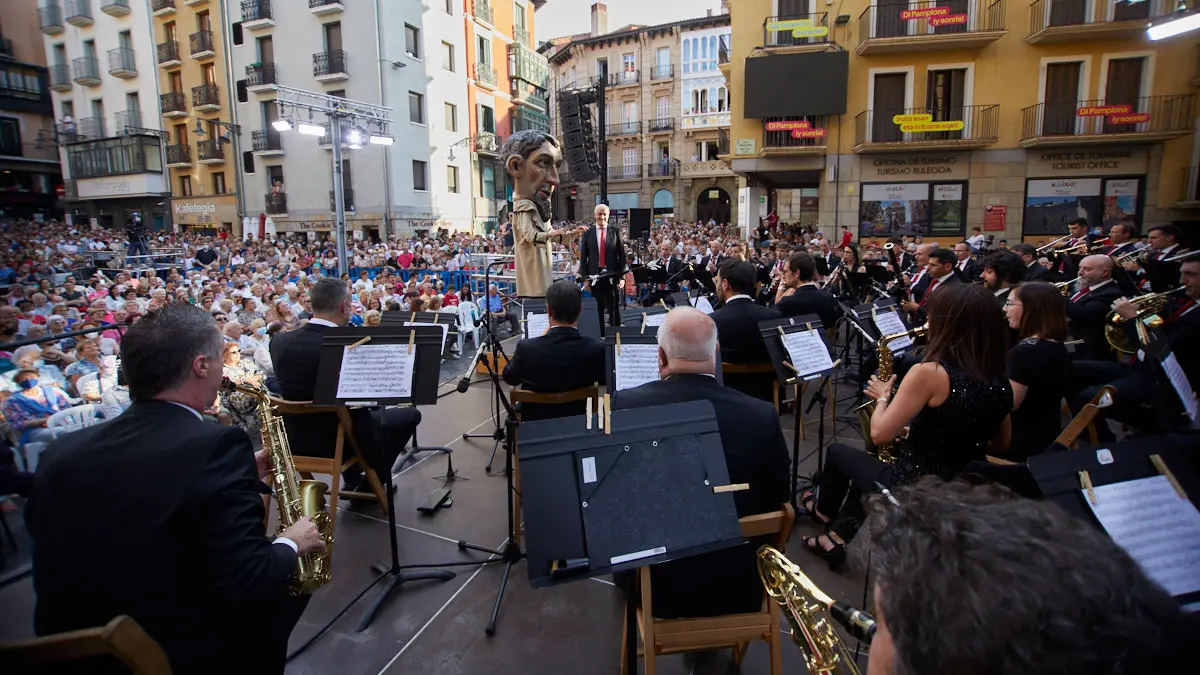 La banda La Pamplonesa recupera su tradicional concierto presanferminero en la Plaza Consistorial tras dos años suspendido por la pandemia. IÑIGO ALZUGARAY