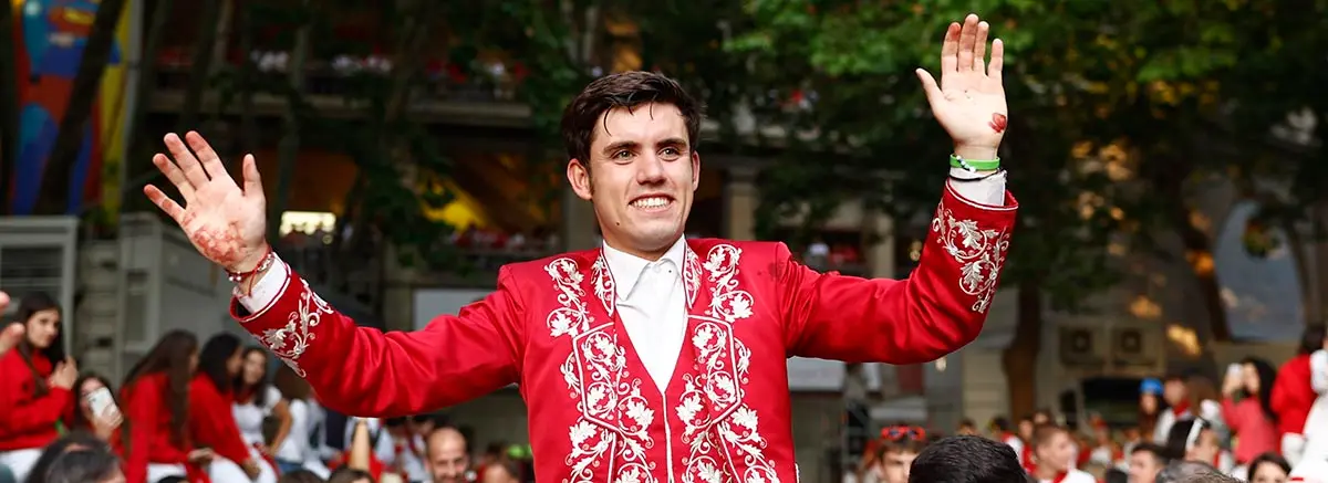 El rejoneador Guillermo Hermoso de Mendoza sae a hombros de la Plaza de Toros de Pamplona tras cortar dos orejas a su segundo toro de la tarde en la corrida de rejones celebrada esta tarde en Pamplona dentro de la Feria del Toro de los Sanfermines 2022. EFE/ Rodrigo Jim&eacute;nez