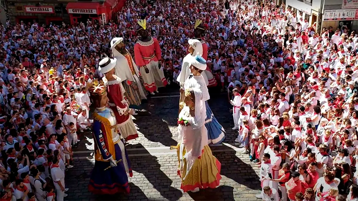 Baile Comparsa de Gigantes y Cabezudos. ARCHIVO