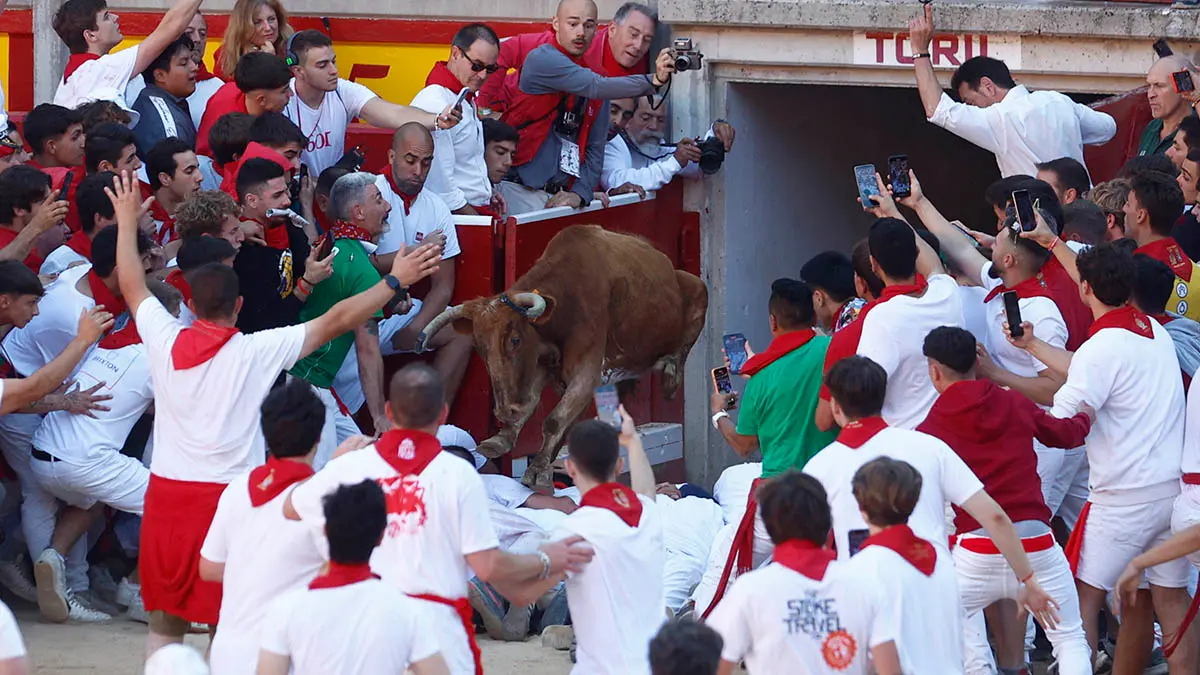 Tradicional suelta de vaquillas en la plaza de toros tras el segundo encierro de los Sanfermines 2022, una carrera que se ha alargado hasta los 3:10 minutos por un toro rezagado. EFE/Rodrigo Jiménez