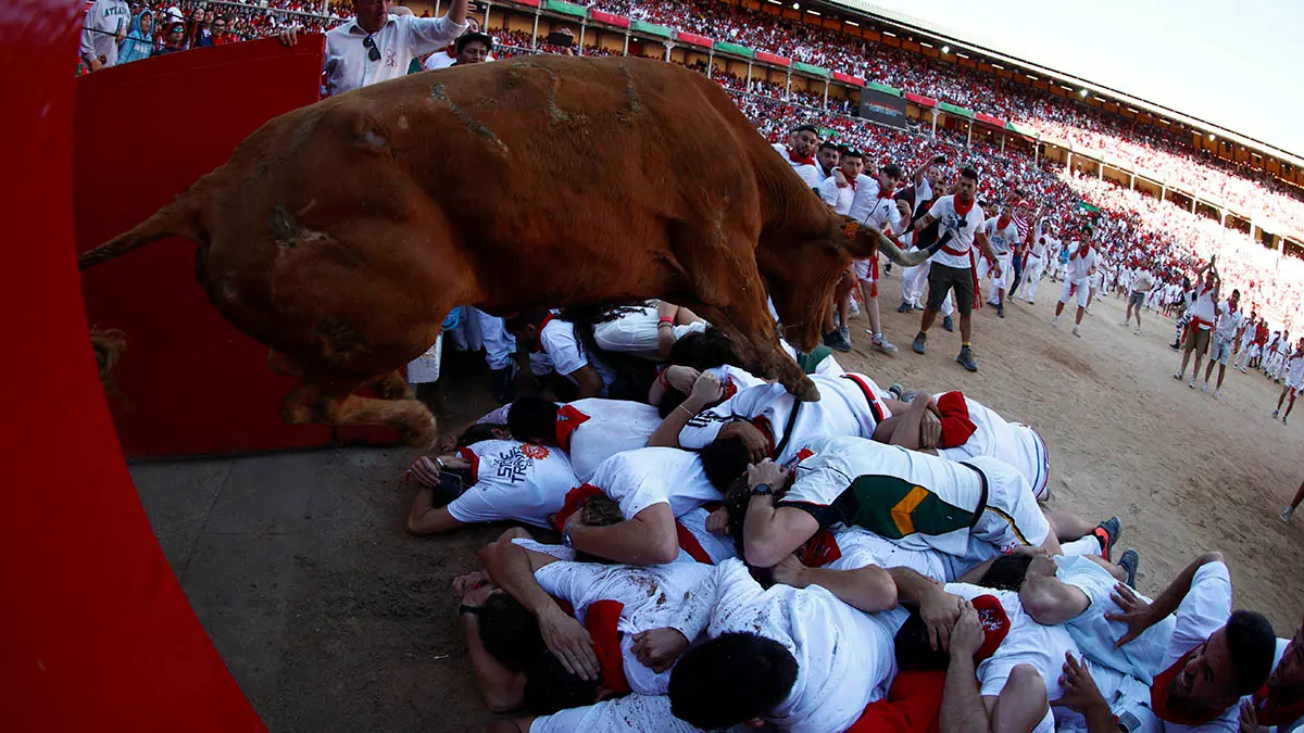 Tradicional suelta de vaquillas en la plaza de toros tras el segundo encierro de los Sanfermines 2022, una carrera que se ha alargado hasta los 3:10 minutos por un toro rezagado. EFE/Rodrigo Jiménez