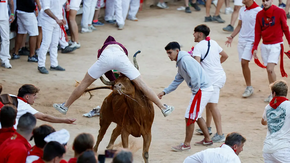Tradicional suelta de vaquillas en la plaza de toros tras el segundo encierro de los Sanfermines 2022, una carrera que se ha alargado hasta los 3:10 minutos por un toro rezagado. REUTERS/Vincent West