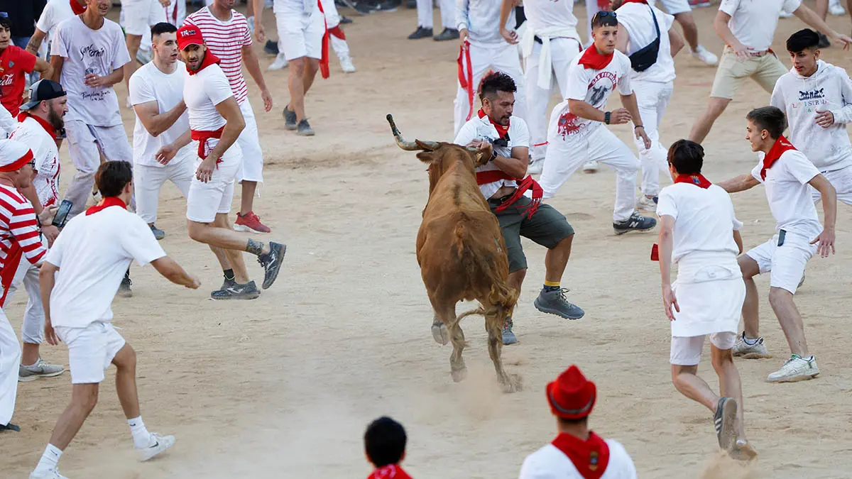 Tradicional suelta de vaquillas en la plaza de toros tras el segundo encierro de los Sanfermines 2022, una carrera que se ha alargado hasta los 3:10 minutos por un toro rezagado. REUTERS/Vincent West