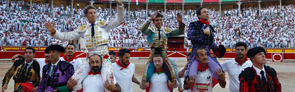 Los diestros Rafaelillo (d), Manuel Escribano (i) y Leo Valadez salen a hombros de la Plaza de Toros de Pamplona tras cortar dos orejas cada uno a su primeros toros de la tarde en la quinta de abono de la Feria del Toro de los Sanfermines 2022 con toros de la ganadería gaditana de La Palmosilla. EFE/ Rodrigo Jiménez