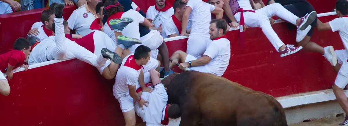 Cogida en la Plaza de Toros en el quinto encierro por los Cebada Gago en San Fermín 2022. ALEJANDRO VELASCO