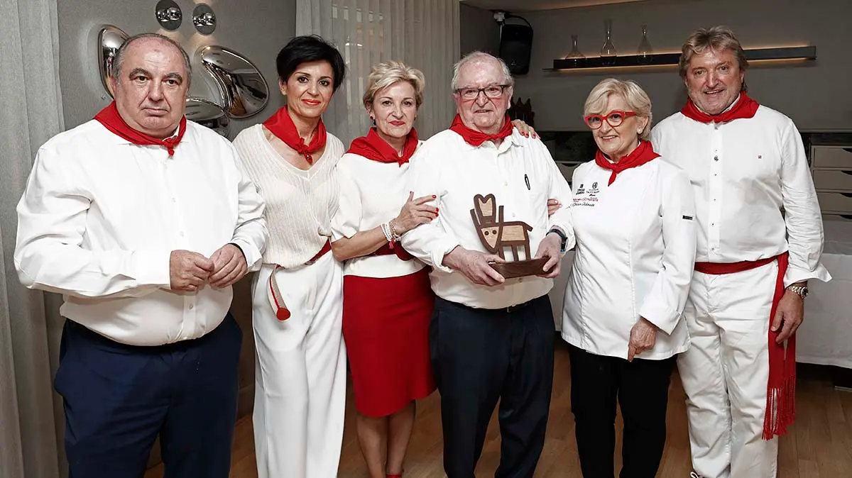 La familia Idoate y el Restaurante Europa rinden homenaje al veterano cocinero Juan Mari Arzak (3d) entreg&aacute;ndole el primer Premio Europa por Sanferm&iacute;n. EFE/ Jes&uacute;s Diges