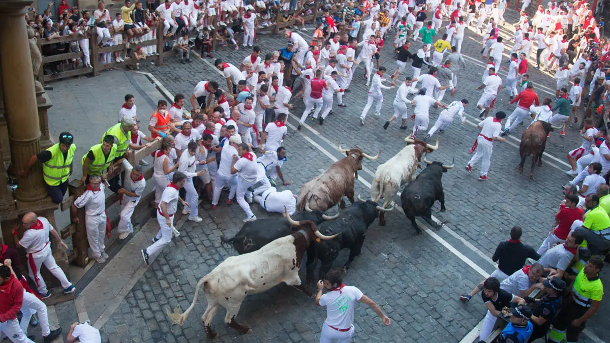 Sexto encierro de San Ferm&iacute;n 2022 con los toros la ganader&iacute;a Jandilla en su paso por la Plaza Consistorial. ALEJANDRO VELASCO