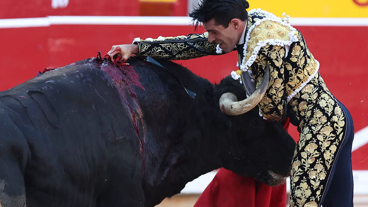 El diestro Alejandro Talavante durante la lidia a su segundo de la tarde en la séptima de abono de la Feria del Toro de los Sanfermines 2022 en la que comparte cartel con Diego Urdiales y Ginés Marin con toros de la ganadería badajocense de Jandilla.    EFE/ Juan Pedro Urdiroz