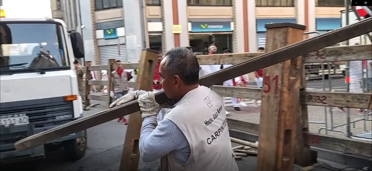 Retirada del vallado: los trabajadores de la carpinter&iacute;a Hermanos Aldaz de Puente la Reina comienzan a retirar el vallado del encierro. JIDQ