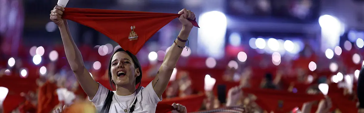 Pamplona ha despedido esta medianoche, en el mismo lugar en el que empezaron, los Sanfermines más esperados por sus vecinos después de que la pandemia impidiera celebrarlos en 2020 y 2021. Distintos puntos del Casco Viejo han acogido a miles de personas para disfrutar de los últimos minutos del programa oficial de estas fiestas antes de desanudar los pañuelos rojos del cuello y entonar el "Pobre de mí" mientras ondeaban sobre las cabezas la telas rojas y velas encendidas. Una abarrotada plaza del Ayuntamiento y otros espacios próximos, como la plaza del Castillo, han servido de escenarios para poner el punto final a los Sanfermines de 2022, nueve días ininterrumpidos de fiesta que al mediodía del 6 de julio desató el chupinazo lanzado por el exfutbolista Juan Carlos Unzué.     EFE/ Rodrigo Jimenez