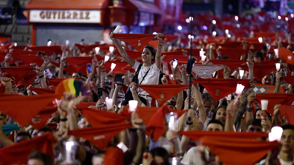 Pamplona ha despedido esta medianoche, en el mismo lugar en el que empezaron, los Sanfermines más esperados por sus vecinos después de que la pandemia impidiera celebrarlos en 2020 y 2021. Distintos puntos del Casco Viejo han acogido a miles de personas para disfrutar de los últimos minutos del programa oficial de estas fiestas antes de desanudar los pañuelos rojos del cuello y entonar el "Pobre de mí" mientras ondeaban sobre las cabezas la telas rojas y velas encendidas. Una abarrotada plaza del Ayuntamiento y otros espacios próximos, como la plaza del Castillo, han servido de escenarios para poner el punto final a los Sanfermines de 2022, nueve días ininterrumpidos de fiesta que al mediodía del 6 de julio desató el chupinazo lanzado por el exfutbolista Juan Carlos Unzué.     EFE/ Rodrigo Jimenez