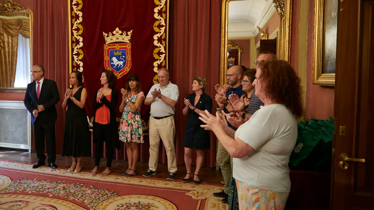 El Ayuntamiento recive a una representación de los niños y niñas saharauis que están pasando el verano con familias de Navarra. PABLO LASAOSA