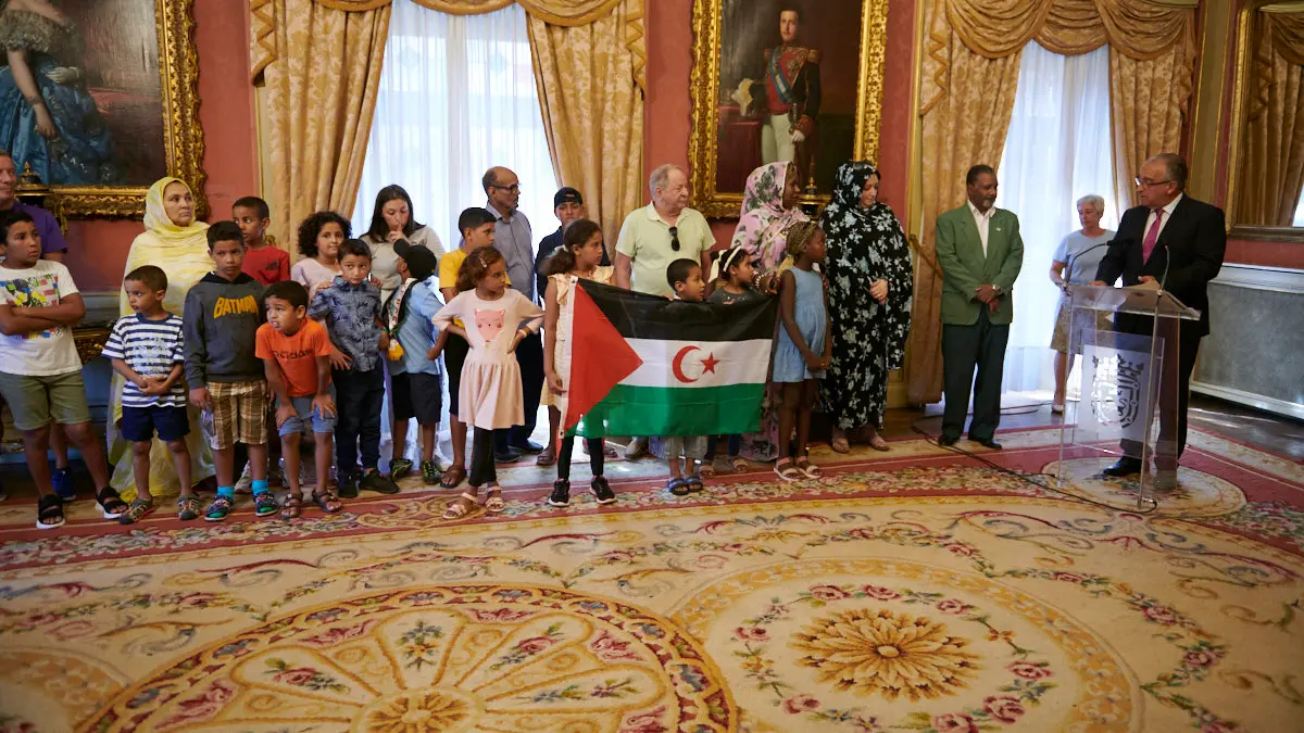 El Ayuntamiento recive a una representación de los niños y niñas saharauis que están pasando el verano con familias de Navarra. PABLO LASAOSA