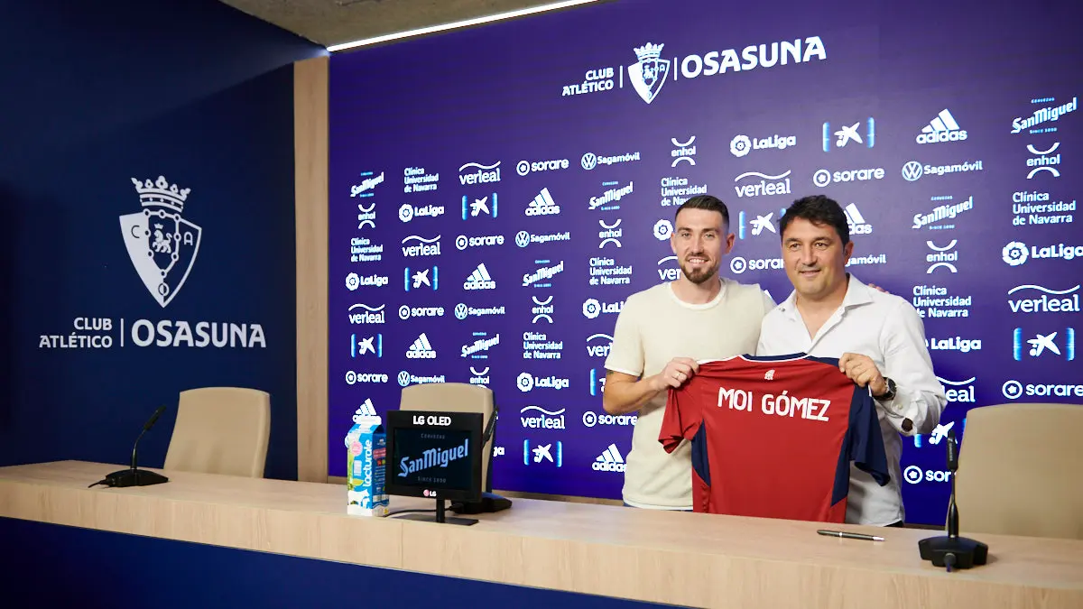 Presentación de Moi Gómez como nuevo jugador de Osasuna en el estadio El Sadar ante la afición. PABLO LASAOSA