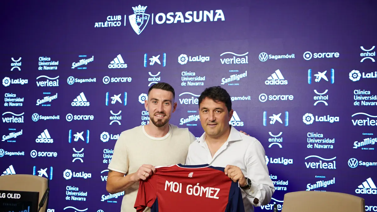 Presentación de Moi Gómez como nuevo jugador de Osasuna en el estadio El Sadar ante la afición. PABLO LASAOSA