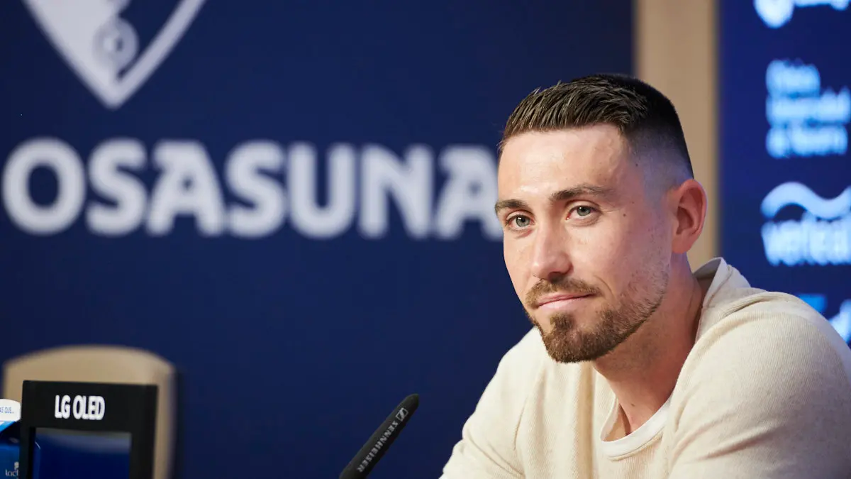Presentación de Moi Gómez como nuevo jugador de Osasuna en el estadio El Sadar ante la afición. PABLO LASAOSA