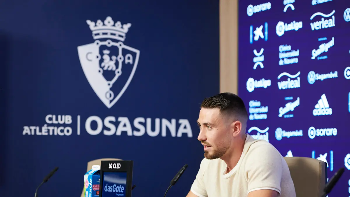 Presentación de Moi Gómez como nuevo jugador de Osasuna en el estadio El Sadar ante la afición. PABLO LASAOSA