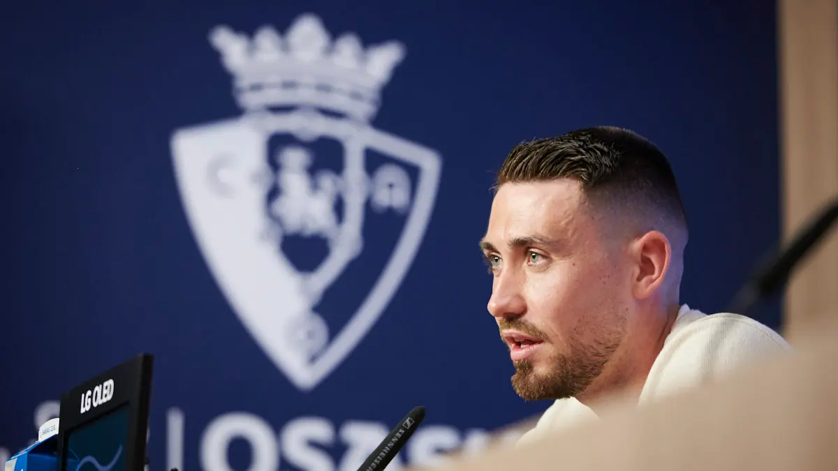 Presentación de Moi Gómez como nuevo jugador de Osasuna en el estadio El Sadar ante la afición. PABLO LASAOSA