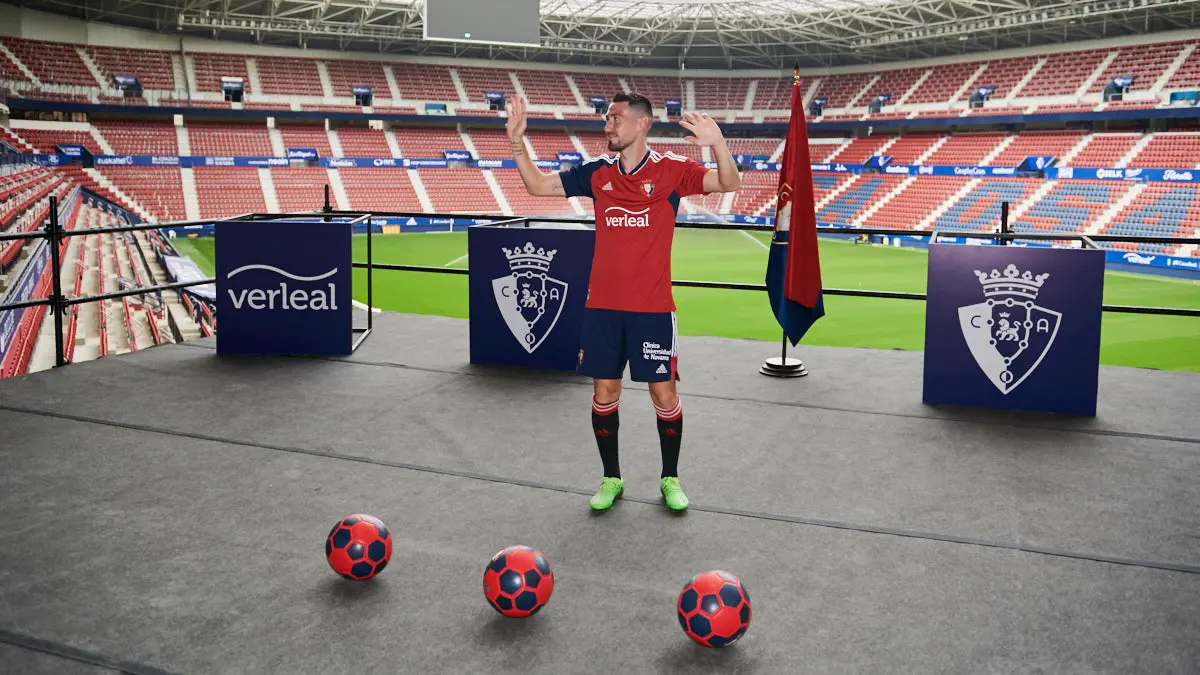 Presentación de Moi Gómez como nuevo jugador de Osasuna en el estadio El Sadar ante la afición. PABLO LASAOSA