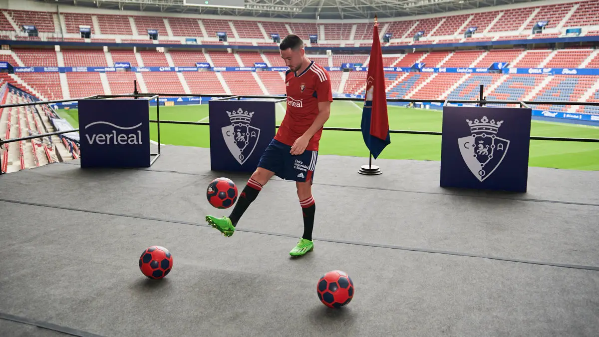 Presentación de Moi Gómez como nuevo jugador de Osasuna en el estadio El Sadar ante la afición. PABLO LASAOSA
