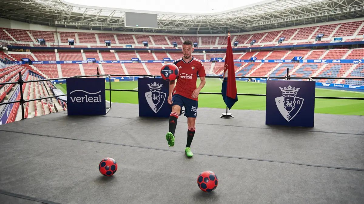 Presentación de Moi Gómez como nuevo jugador de Osasuna en el estadio El Sadar ante la afición. PABLO LASAOSA