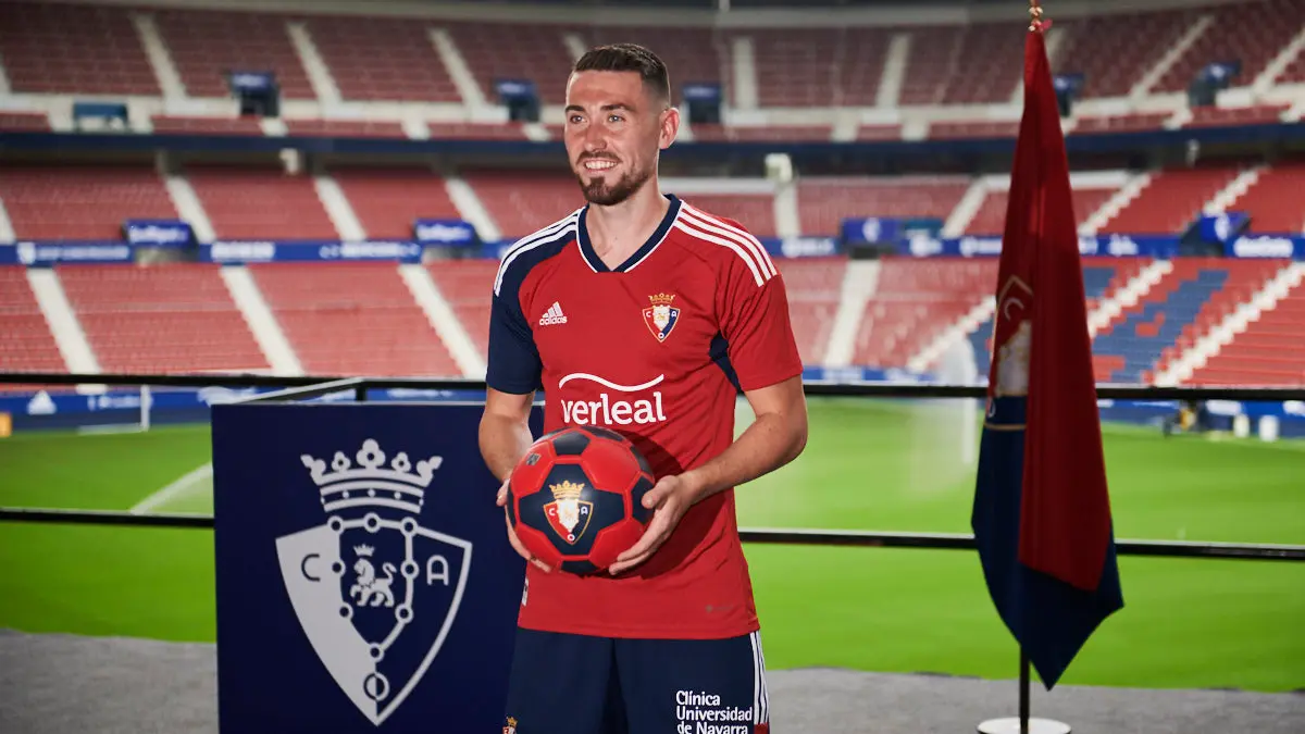Presentación de Moi Gómez como nuevo jugador de Osasuna en el estadio El Sadar ante la afición. PABLO LASAOSA