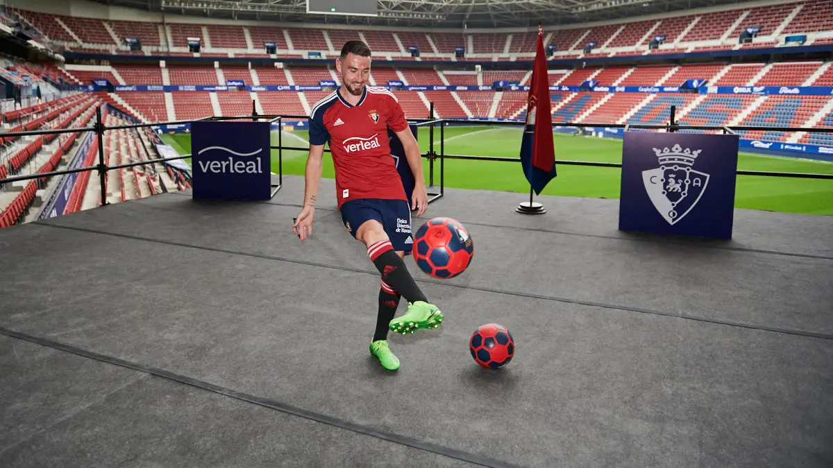 Presentación de Moi Gómez como nuevo jugador de Osasuna en el estadio El Sadar ante la afición. PABLO LASAOSA