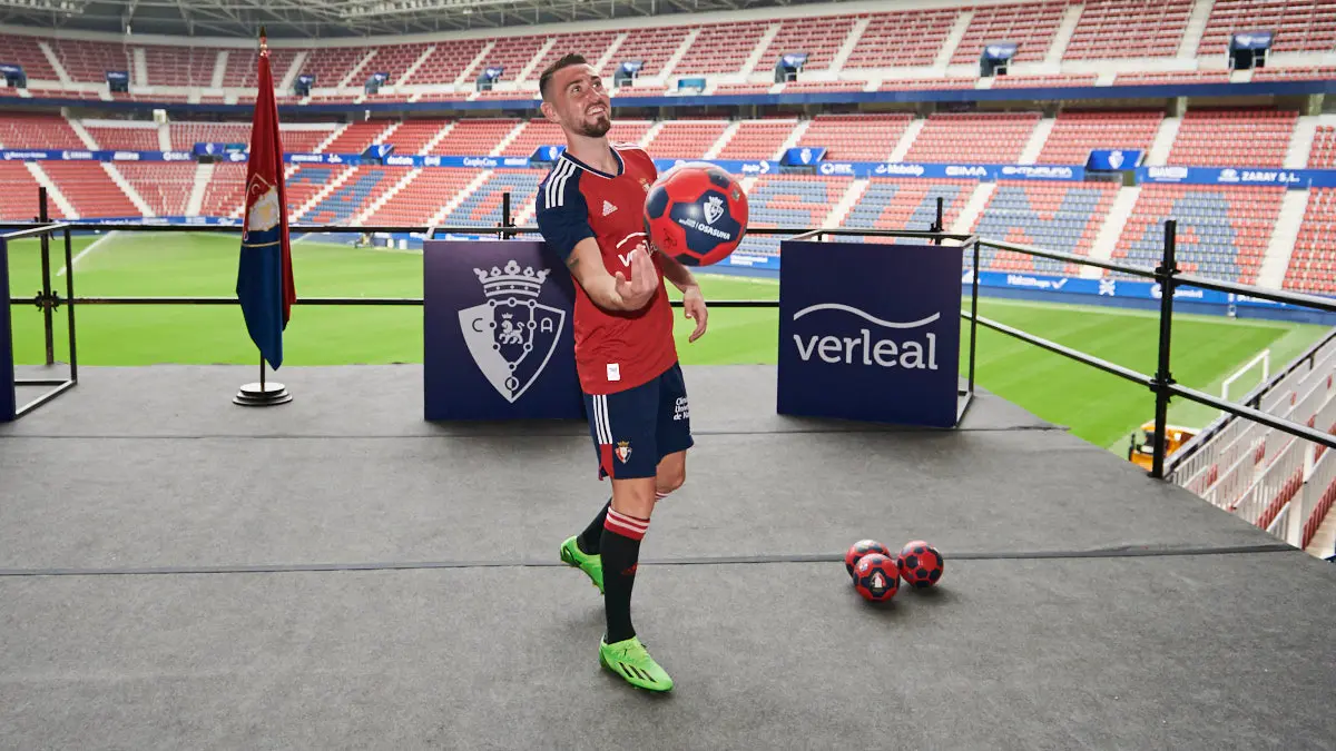 Presentación de Moi Gómez como nuevo jugador de Osasuna en el estadio El Sadar ante la afición. PABLO LASAOSA