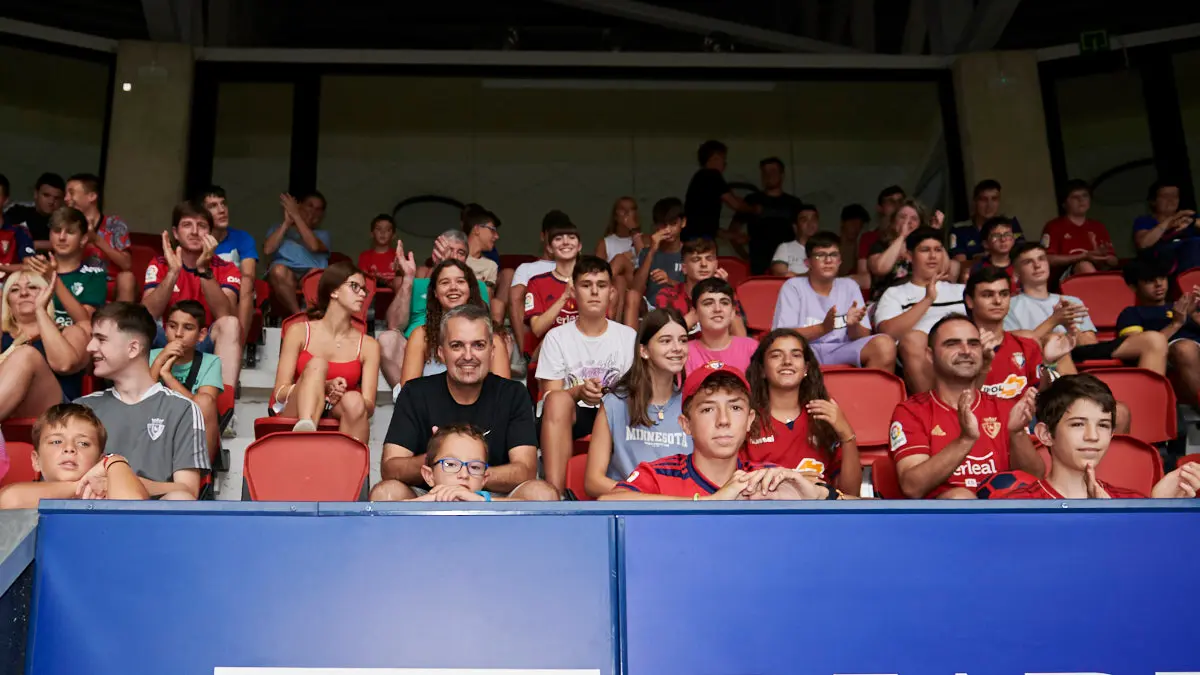 Presentación de Moi Gómez como nuevo jugador de Osasuna en el estadio El Sadar ante la afición. PABLO LASAOSA