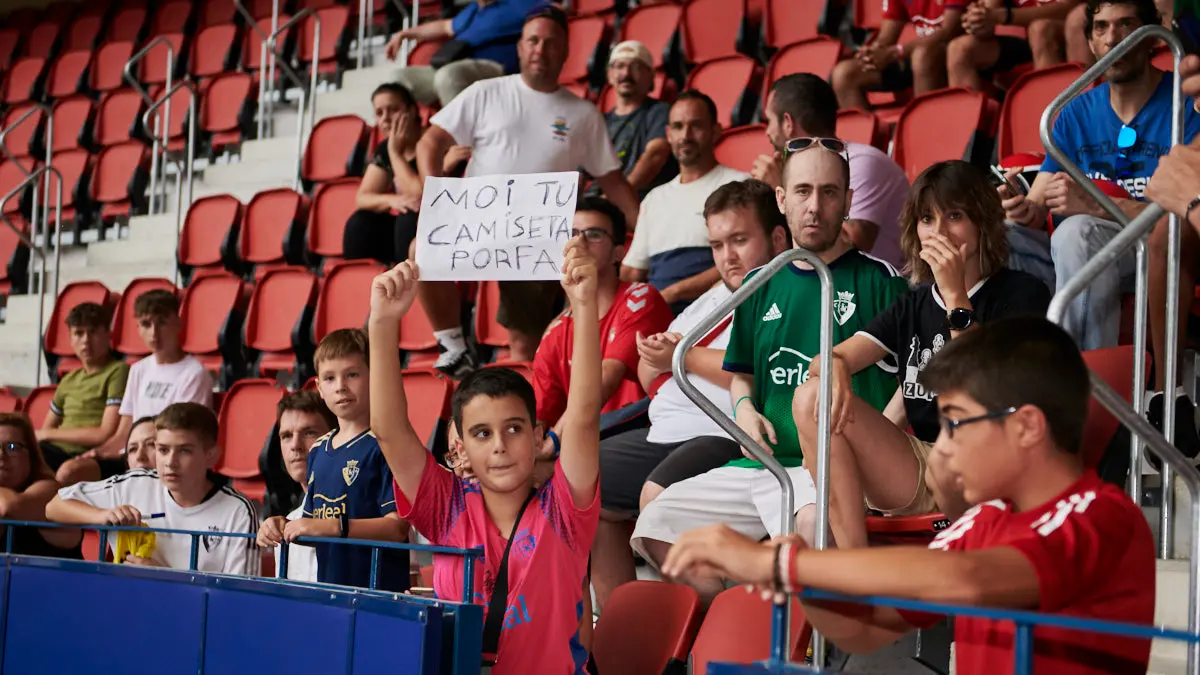 Presentación de Moi Gómez como nuevo jugador de Osasuna en el estadio El Sadar ante la afición. PABLO LASAOSA