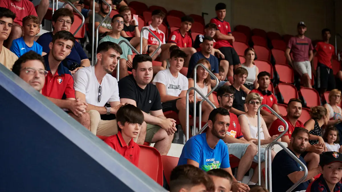 Presentación de Moi Gómez como nuevo jugador de Osasuna en el estadio El Sadar ante la afición. PABLO LASAOSA