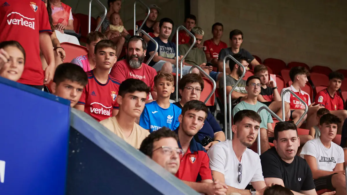 Presentación de Moi Gómez como nuevo jugador de Osasuna en el estadio El Sadar ante la afición. PABLO LASAOSA