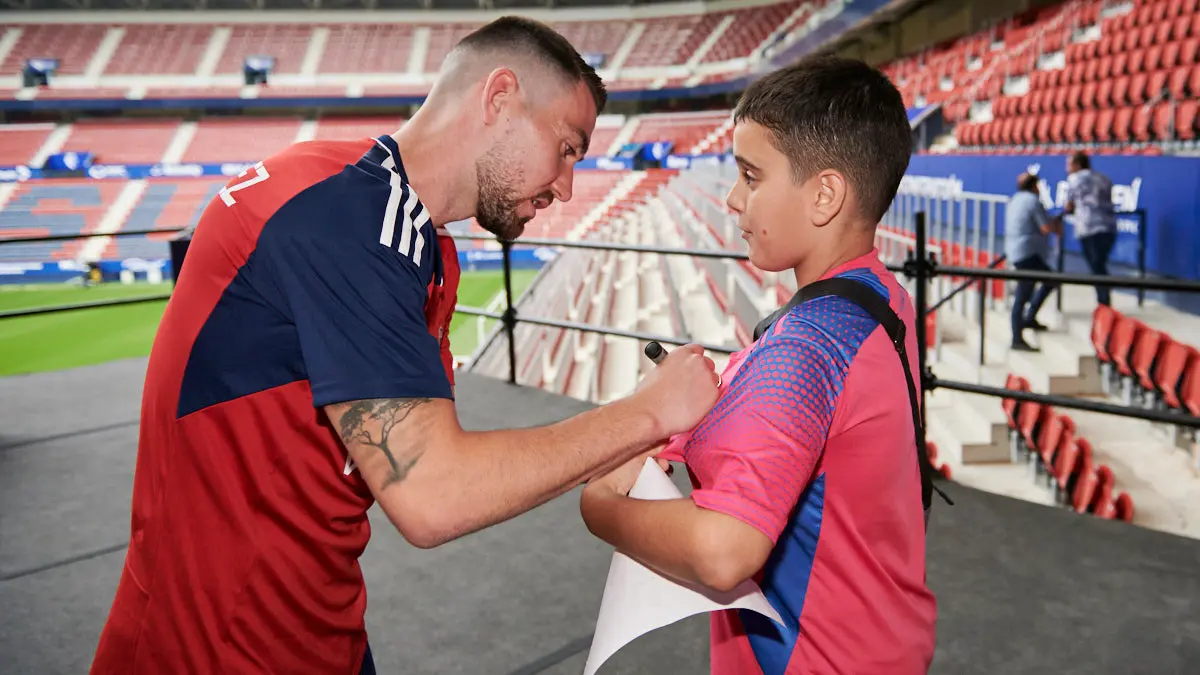 Presentación de Moi Gómez como nuevo jugador de Osasuna en el estadio El Sadar ante la afición. PABLO LASAOSA