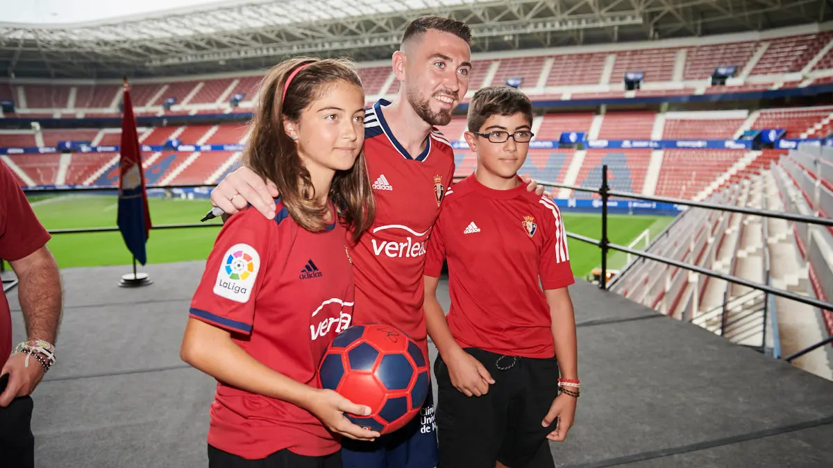 Presentación de Moi Gómez como nuevo jugador de Osasuna en el estadio El Sadar ante la afición. PABLO LASAOSA